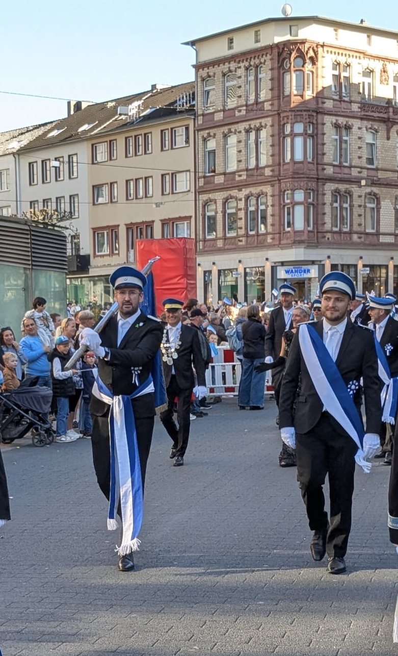 Fahnenkommando der Kompanie Henkenberg beim Einmarsch der Maischützen 2025